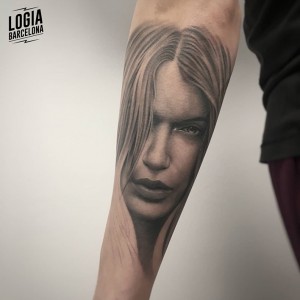 tatuaje_brazo_retrato_mujer_Logia_Barcelona_Pablo_Munilla  
